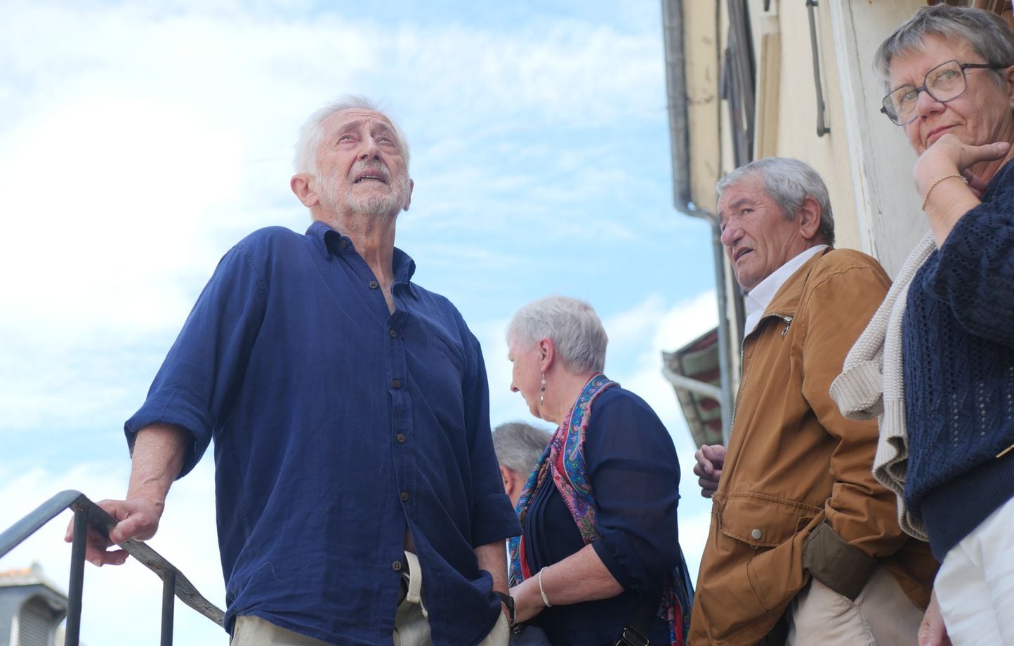 “Es como mi familia”… Para su 85 cumpleaños, Alain se reúne con los familiares de la niñera que lo salvó de los nazis. “Es como mi familia”… Para su 85 cumpleaños, Alain se reúne con los familiares de la niñera que lo salvó de los nazis.